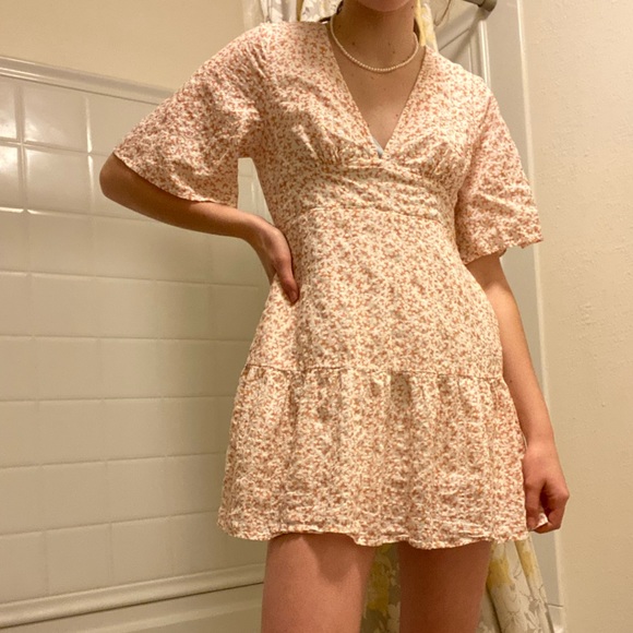 Adorable summer dress, with pockets and a low cut. Never worn. - Picture 3 of 4